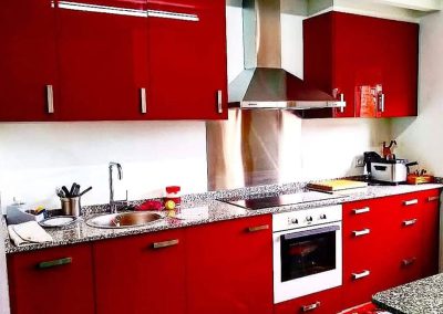 Cocina en rojo brillo y blanco para una fan del Atlético de Madrid. Arriondas